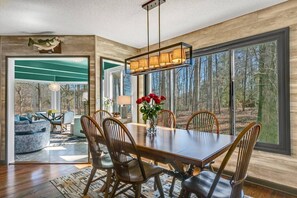 Dining - Sandy Toes & Tiger Roars (Townville)