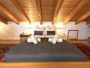 1 bedroom, desk, iron/ironing board, travel crib - ALPINE-VIEW Apartment near Salzburg +NETFLIX MACE (Piding)