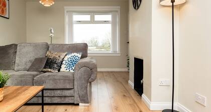 Modern Spacious 3-Bed | Central Glenrothes | Parking & WiFi