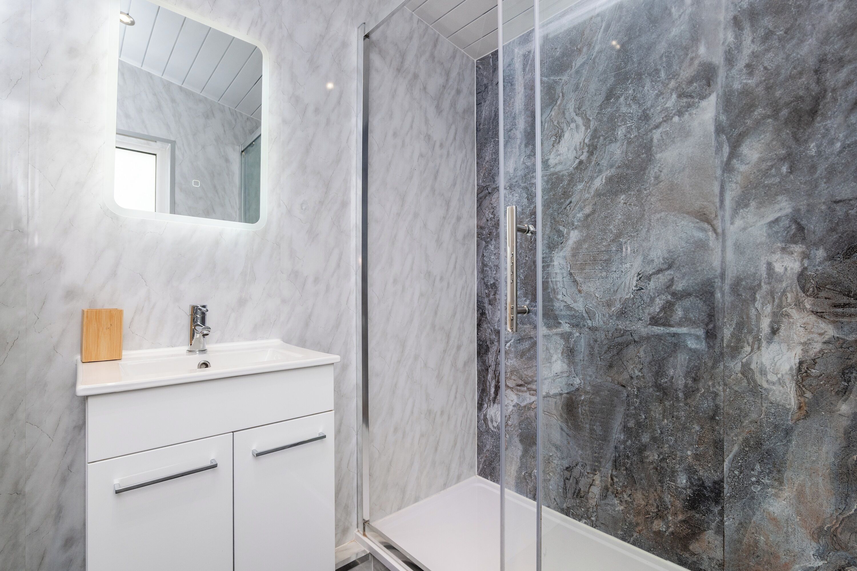 Een douche, een haardroger, handdoeken