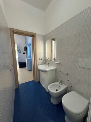 Bathroom - Double Blue Room with breakfast 50 meters from the sea (Porto Cesareo)