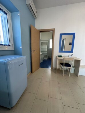Interior - Double Blue Room with breakfast 50 meters from the sea (Porto Cesareo)