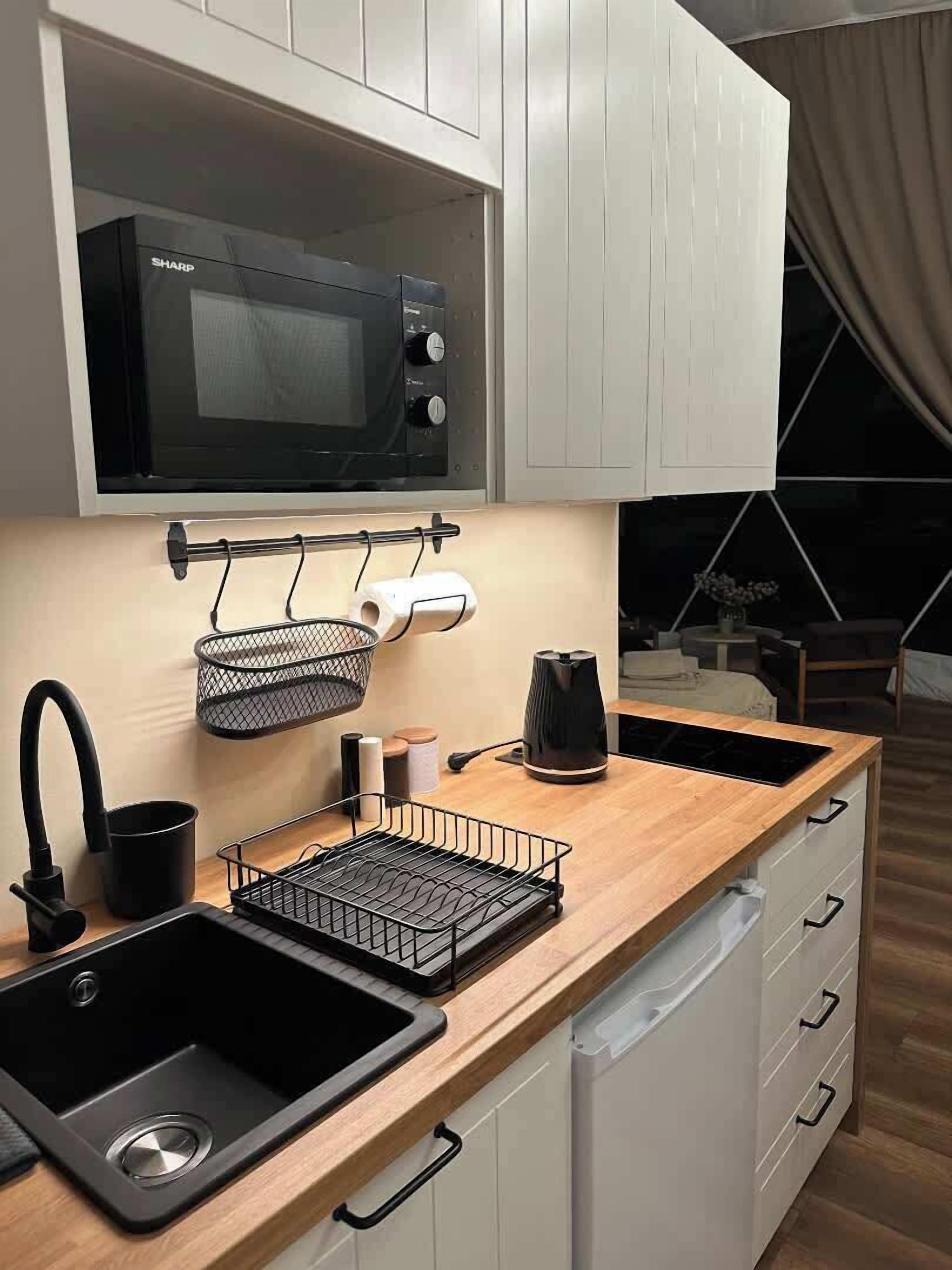 Een koelkast, een magnetron, een kookplaat, een waterkoker
