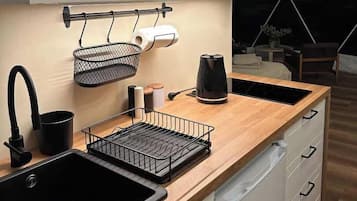 Een koelkast, een magnetron, een kookplaat, een waterkoker