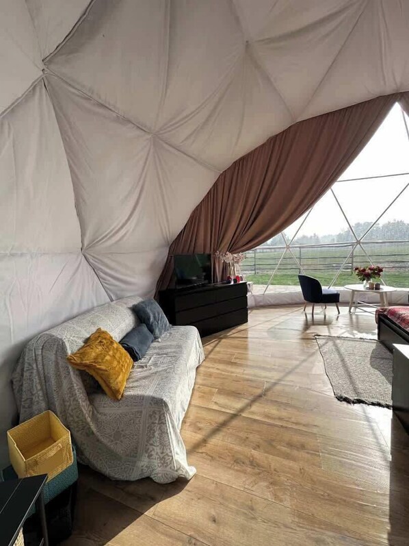 TV - Glamp Orient - Ranczo Targowka (Miłaczewskie Młyny)