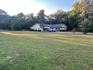 Property grounds - Fantastic 6-bedroom house with AC in Byron GA (Byron)