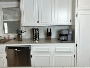 Fridge, microwave, oven, stovetop - Fantastic 6-bedroom Hideaway in Byron GA (Byron)