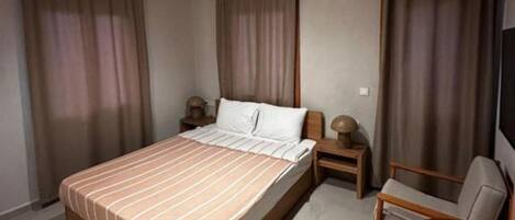 Iron/ironing board, WiFi, bed sheets
