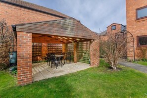 Outdoor dining - Monkgate Cloisters - Free Parking (York)