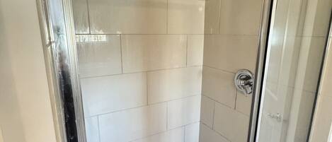 Een bubbelbad, handdoeken, zeep, shampoo