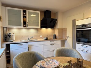 Fridge, microwave, oven, stovetop - Cozy vacation apartment in Hahnenklee/Harz right on the edge of the forest with a large garden (Goslar)