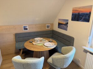 Dining - Cozy vacation apartment in Hahnenklee/Harz right on the edge of the forest with a large garden (Goslar)