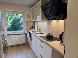 Kaffetrakter/tekoker, kjøleskap, mikrobølgeovn og ovn