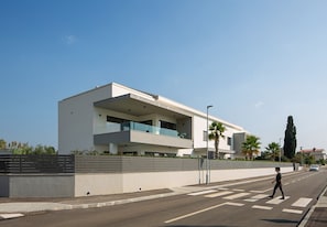 A modern building with a flat roof, large windows, and a balcony. - Vivi Rent Fažana - Villa Fasana Penthouse 5 (Fažana)