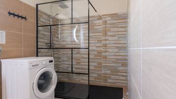 Shower, hair dryer, towels