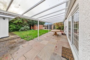 Outdoor dining - The Ridge Residence - Luxury 4 bed Near HP Studios (Hertfordshire)