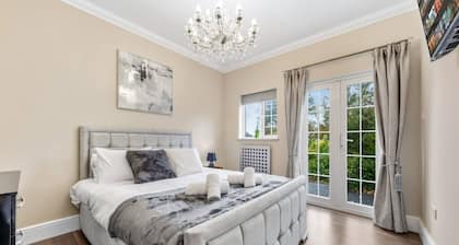 The Ridge Residence - Luxury 4 bed Near HP Studios