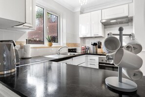 Private kitchen - Cozy 1-Bed Near Harry Potter Studios, Free-Parking (Hertfordshire)