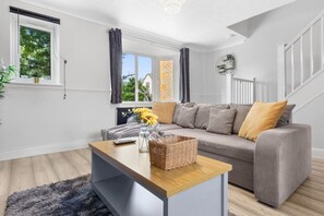 Living area - Cozy 1-Bed Near Harry Potter Studios, Free-Parking (Hertfordshire)