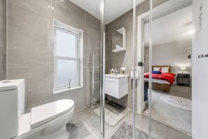 Hair dryer - The Lumos House, 4 Bed property W Free Parking (London)