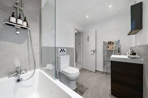 Hair dryer - The Lumos House, 4 Bed property W Free Parking (London)