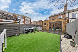 Terrace/patio - The Lumos House, 4 Bed property W Free Parking (London)