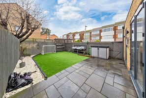 Terrace/patio - The Lumos House, 4 Bed property W Free Parking (London)