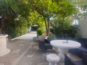 Outdoor dining - Modern room (Narbonne)