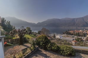 Eine Berglandschaft mit See, Gebäuden und einer Brücke.