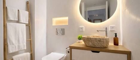 Shower, jetted tub, hair dryer, towels