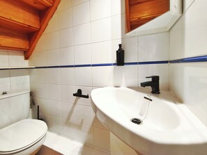 Shower, hair dryer, towels, soap - House in La Vila medieval de La Pobla de Lillet (La Pobla de Lillet)