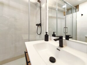 Shower, hair dryer, towels, soap - House in La Vila medieval de La Pobla de Lillet (La Pobla de Lillet)