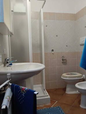 Shower, hair dryer, bidet, towels - Just minutes from the beach (Santa Teresa di Gallura)