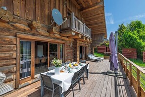 A wooden cabin with a deck, dining area, and outdoor seating. - ✨ Chalet Harmony – 9 Guests – Hot Tub – Close to Gérardmer (Liézey)