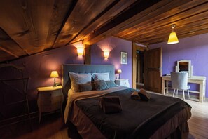 A bedroom with a wooden ceiling, a bed with multiple pillows, bedside lamps, and a desk with a chair. - ✨ Chalet Harmony – 9 Guests – Hot Tub – Close to Gérardmer (Liézey)