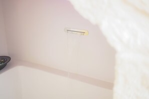 Haartrockner, Handtücher, Seife, Toilettenpapier