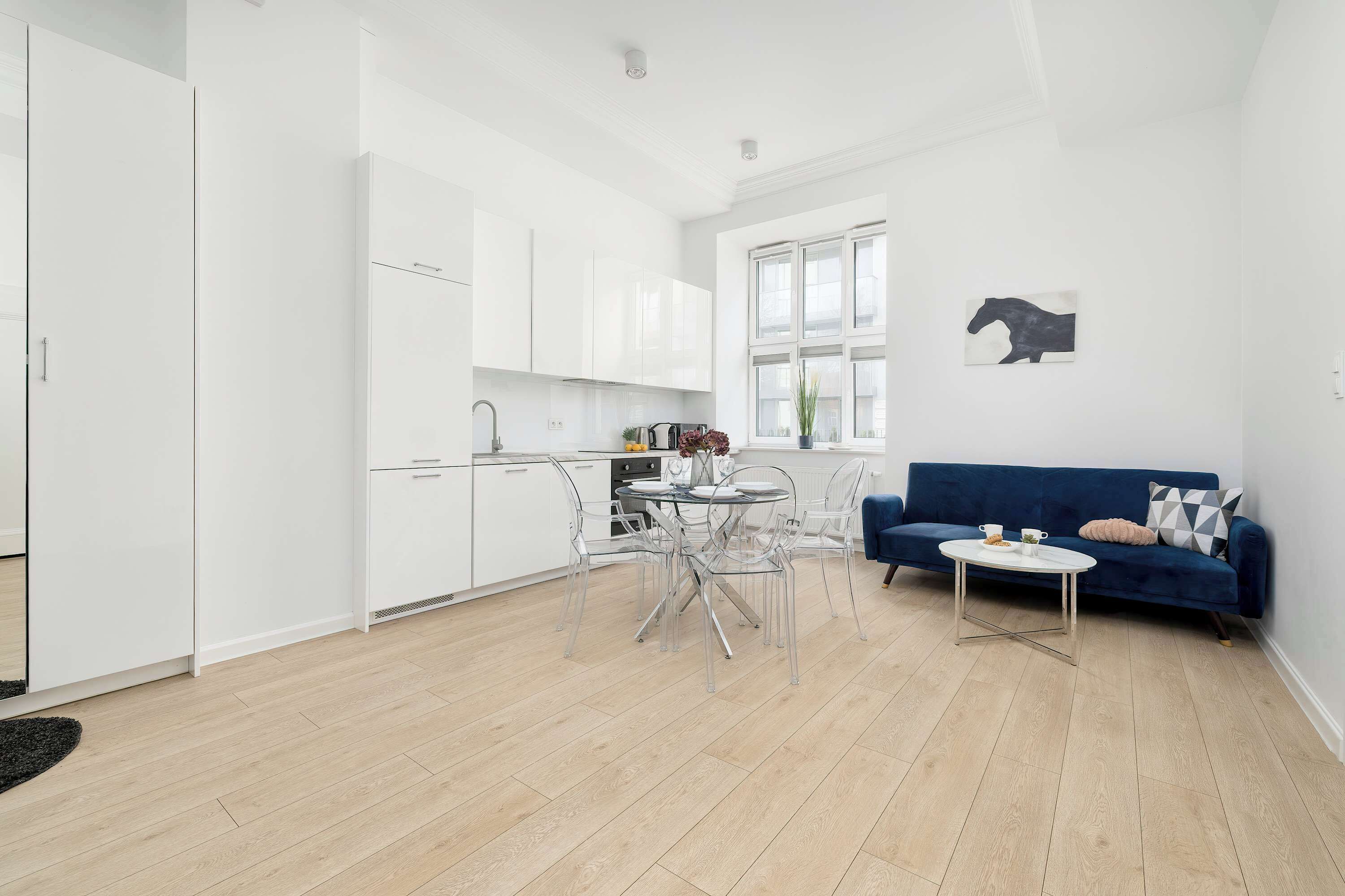 Un espace de vie moderne comprenant une cuisine, un coin repas et un coin salon.