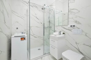 Shower, hair dryer, towels, shampoo - Bright Apartment for 4 Persons | Close to Attractions and Pet-Friendly (Lublin)