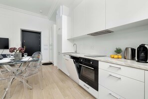 Fridge, microwave, oven, stovetop - Bright Apartment for 4 Persons | Close to Attractions and Pet-Friendly (Lublin)