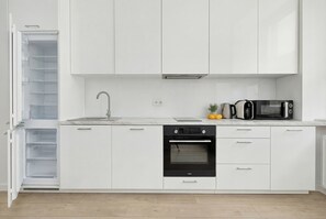Fridge, microwave, oven, stovetop - Bright Apartment for 4 Persons | Close to Attractions and Pet-Friendly (Lublin)