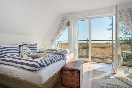 Iron/ironing board, WiFi, bed sheets. Holiday Home 'Rügenblick' with Sea View, Private Terrace and Wi-Fi