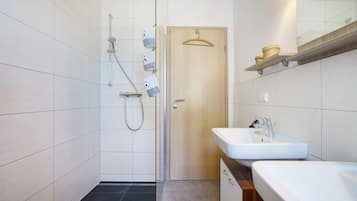 Dusche, Haartrockner, Handtücher