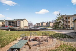 Outdoor dining - Bristol Bay 34 - 3 Bdrm waterfront condo (Lake Ozark)