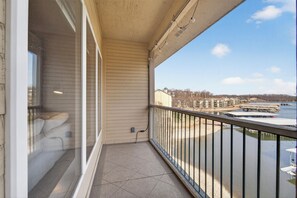 Property grounds - Bristol Bay 34 - 3 Bdrm waterfront condo (Lake Ozark)