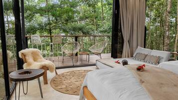 1 quarto, cofres nos quartos, escrivaninha, berço de viagem