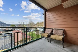 Property grounds - 🌄Baskins Creek 209 | Foothill Views | Walk to Downtown Gatlinburg🌄 (Gatlinburg)