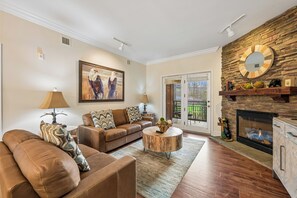 Living area - 🌄Baskins Creek 210 | Walk to Downtown | Cozy Gatlinburg Condo🏔️ (Gatlinburg)