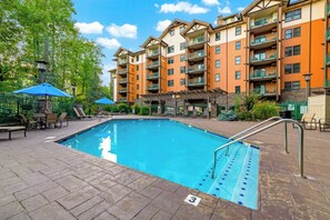 Pool - Baskins Creek 302 🌲 Sleeps 8 | Walk to Gatlinburg Parkway, Pool & Hot Tub ✨ (Gatlinburg)