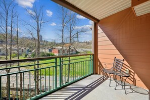 Property grounds - Baskins Creek 302 🌲 Sleeps 8 | Walk to Gatlinburg Parkway, Pool & Hot Tub ✨ (Gatlinburg)