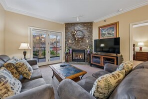 Living area - 🌲Baskins Creek 402 - Walk to Downtown - Hot Tub - Cozy Fireplace🌲 (Gatlinburg)